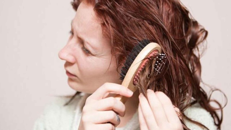 Родинка на голове в волосах: чем опасно такое расположение, что делать при увеличении и зуде невуса, способы удаления