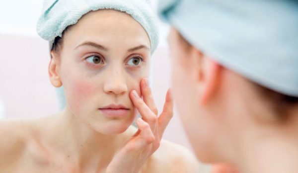 Синяки под глазами от недосыпания: как избавиться от следов бессонницы с помощью декоративной косметики