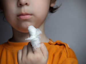 Ушиб пальца у ребенка После обработки, наложите чистую повязку, чтобы не допустить попадание инфекции