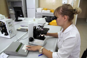 Лаборант делает анализ Не пускайте дело на самотек, при изменениях в анализах обратитесь к врачу