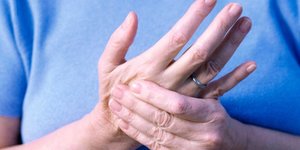 Почему ночью затекают и немеют руки Почему немеют руки по ночам у пожилого человека