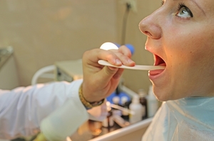 Осмотр горла пациента Осмотр пациента у врача