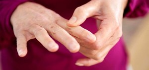 Онемение рук от неправильного положения тела во время сна Почему немеют руки по ночью