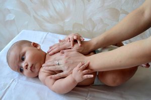 Поглаживание во время массажа грудничков Прием поглаживание во время массажа грудничков