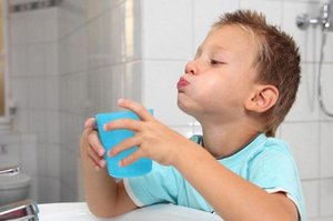 Полоскание горла при скапливании мокроты Удаление слизи в горле полосканием