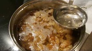 Вытапливаем внутреннее медвежье сало Вытапливаем внутреннее медвежье сало на огне