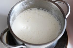 молоко в чашке